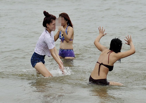 Nữ du khách tắm biển. Ảnh minh họa