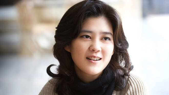 Ngoài vị trí chủ tịch chuỗi khách sạn Shilla, bà cũng chia sẻ chiếc ghế chủ tịch với em gái tại Cheil Industries.