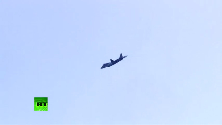 Xem chiến đấu cơ tàng hình T-50 nhào lộn ngoạn mục