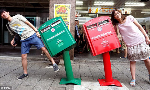 Hai thùng thư có thế xiêu vẹo tựa như hai người cùng nghiêng vai về một phía - Ảnh: EPA