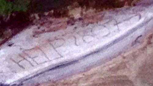 Dòng chữ kêu cứu của ông Geoff Keys chụp từ trên cao. 