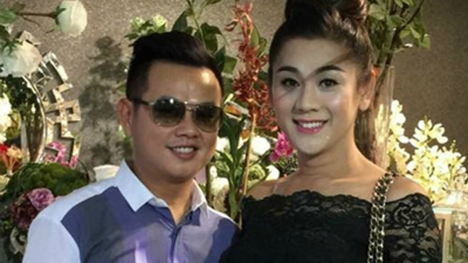 Lâm Chi Khanh (phải) bên bạn trai kém cô hai tuổi. 