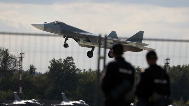 Một chiếc T-50 trình diễn tại triển lãm hàng không MAKS-2013 (Ảnh: AP)