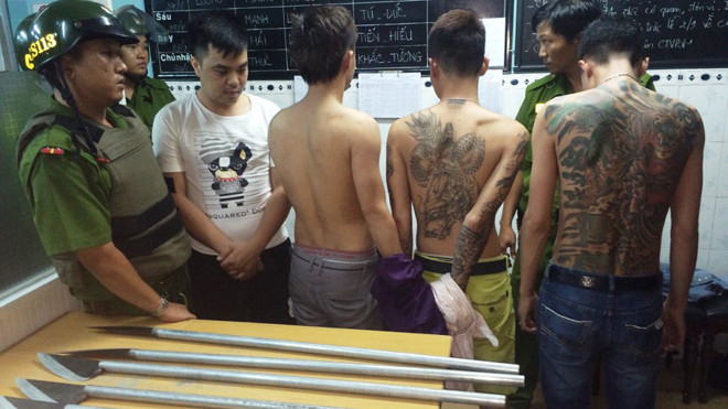 Các đối tượng bị Cảnh sát 113 khống chế đưa về phường xử lý