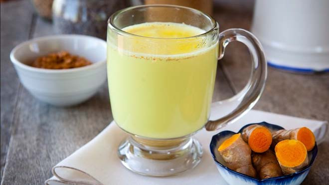 7 lợi ích khi uống sữa kèm bột nghệ