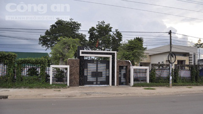 Hàng rào vào cổng biệt thự của ông Mỹ đồng thời là hiện trường vụ thảm sát đã được che kín để dựng lại hiện trường vụ án