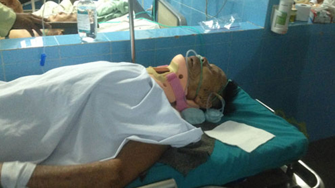 Nạn nhân đang được cấp cứu tại Bệnh viện Hữu nghị Việt Nam-Cu Ba. Ảnh: Long Nhật. 