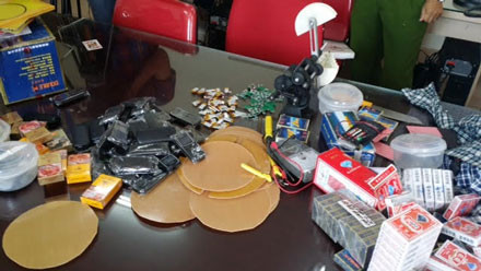 Khám xét nơi ở của Úc, cơ quan điều tra thu giữ nhiều tang vật được Úc sản xuất để đánh bạc bịp.