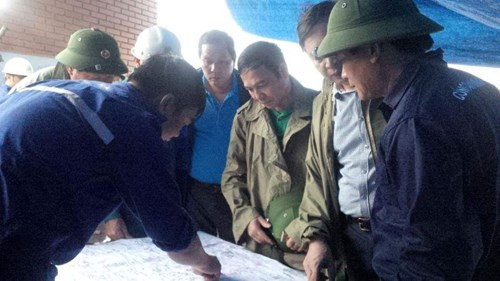 Phó Chủ tịch UBND tỉnh Đặng Huy Hậu trực tiếp có mặt chỉ đạo tại hiện trường. Ảnh: Báo Quảng Ninh