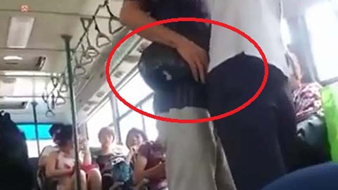 Giở trò móc túi giữa chốn đông người