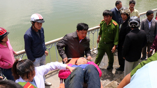 Người dân đưa nạn nhân lên bờ.