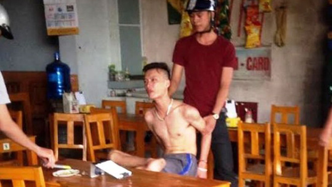 Rượu vào, nam thanh niên say xỉn gặp ai cũng đòi chém. Ảnh Q.Du