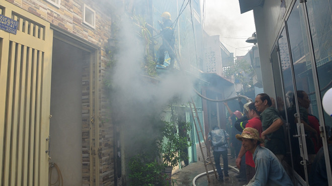 Khói bốc ra nghi ngút từ ngôi nhà