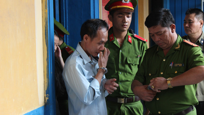  Bị cáo Huỳnh Văn Tấn tại phiên tòa sáng nay. Ảnh T. Châu.