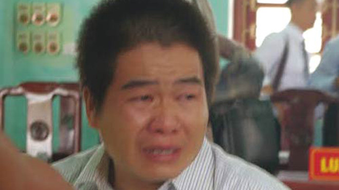 Bị cáo Tàng quay về phía người thân khóc nức nở...