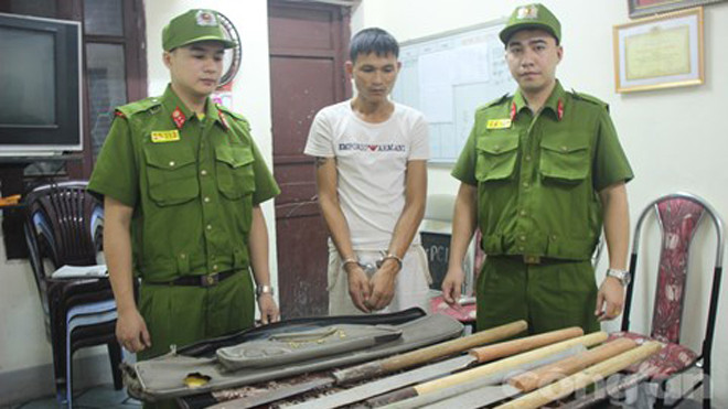 Đối tượng Sinh và tang vật - Ảnh: Văn Tình