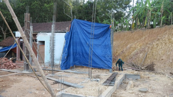 Ngôi nhà anh Tuấn, khu vực phát hiện quả bom. Ảnh: H.Hoàn.