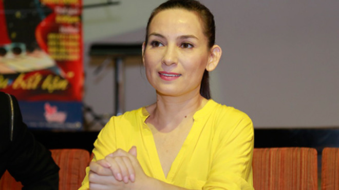 Ở tuổi 43, Phi Nhung vẫn tự tin khi hóa thân thành "cô dâu 8 tuổi".