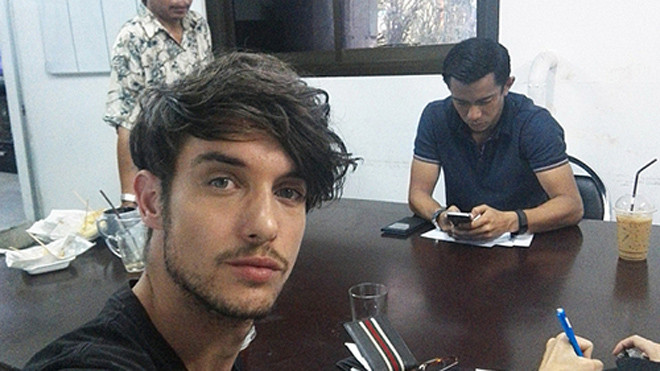 Sunny Burns chụp ảnh tại sở cảnh sát ở Bangkok. Ảnh: Telegraph