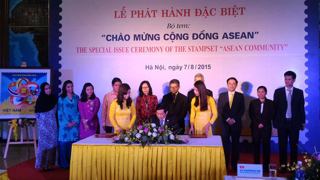 Bộ trưởng Bộ Thông tin và Truyền thông Nguyễn Bắc Son ký phát hành bộ tem “Chào mừng Cộng đồng ASEAN”