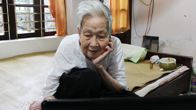 Ở tuổi 93, chiếc máy tính là "người bạn" thân thiết của cụ Thi mỗi ngày. ảnh: Hoàng Phương.