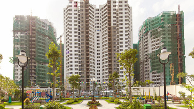 Để được mua nhà và hưởng các quyền như người trong nước, kiều bào phải chứng minh nguồn gốc Việt Nam, khâu này mất rất nhiều thời gian, đặc biệt đối với những người thất lạc khai sinh và hộ khẩu. Ảnh: VnExpress