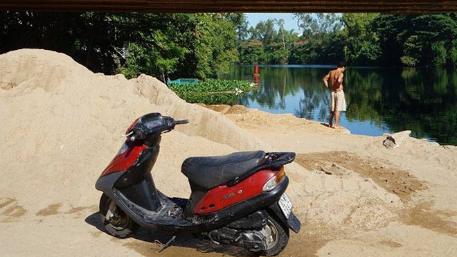 Chiếc xe của nạn nhân được cơ quan chức năng vớt từ dưới sông lên. Ảnh: Dân Việt