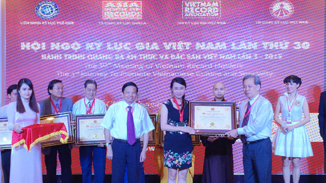 Ông Lê Doãn Hợp, nguyên Bộ trưởng Bộ TT&TT, Chủ tịch hội đồng xác lập kỷ lục Việt Nam; ông Thang Văn Phúc, Nguyên Thứ trưởng Bộ Nội vụ, Chủ tịch Hội lỷ lục gia Việt Nam tro bằng kỷ cho bà Đào Thị Thu Thảo, đại diện Cty Busadco.