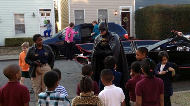 Người dơi đời thực thường xuyên đến thăm và tặng quà cho trẻ em bị ốm đau ở các bệnh viện thuộc bang Maryland