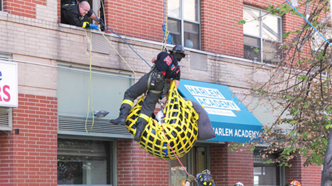Bà Bowman được cần cẩu nhấc ra ngoài theo lối cửa sổ. Ảnh: NY Daily News.