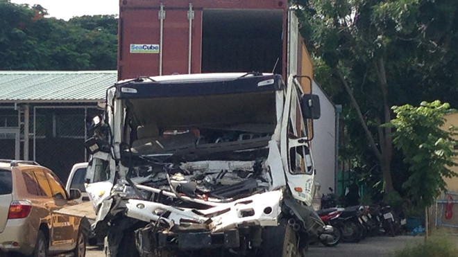 Chiếc xe đầu kéo dẹp dúm đầu được đưa về công an quận 9.