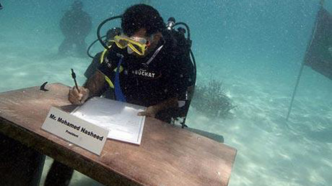 Tổng thống Mohamed Nasheed trong cuộc họp nội các năm 2009. Ảnh: Telegraph.