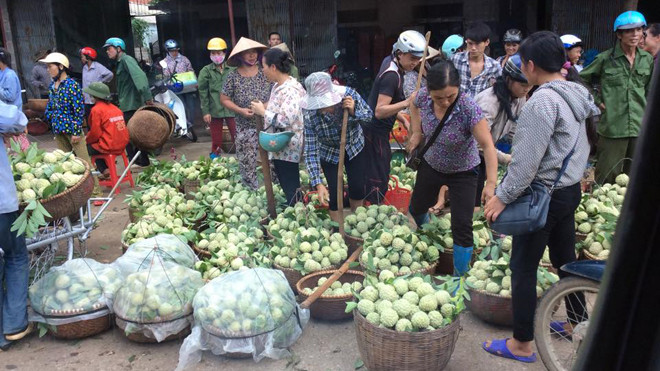 Nhộn nhịp chợ na Chi Lăng. Ảnh: D.C