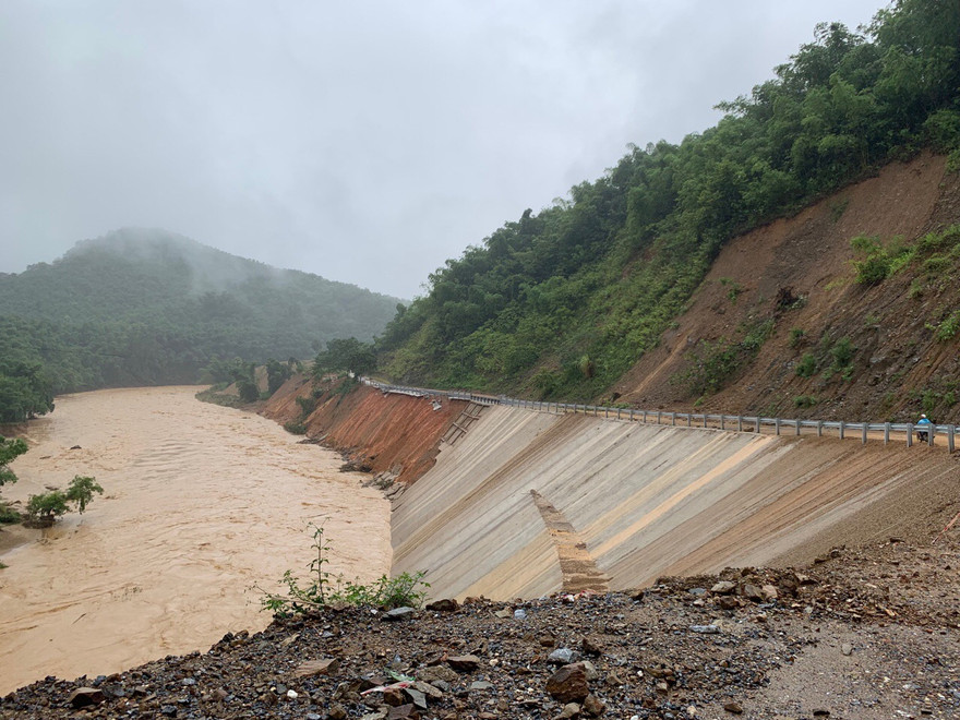 Kinh hoàng một gia đình 5 người bị mất tích do lũ cuốn trôi