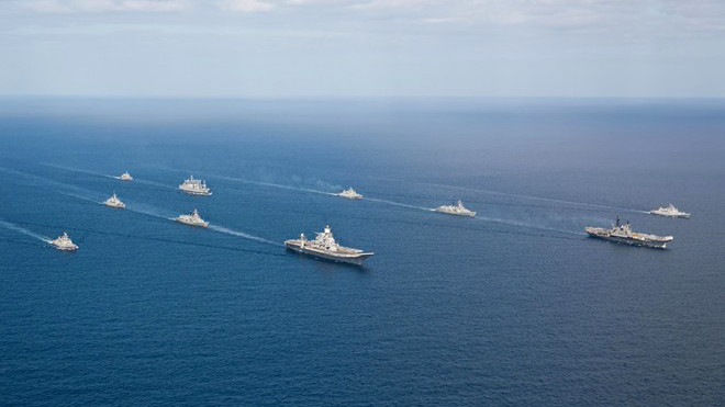 Nhóm tác chiến tàu sân bay Ấn Độ phô diễn sức mạnh trên biển. Ảnh: Wikipedia