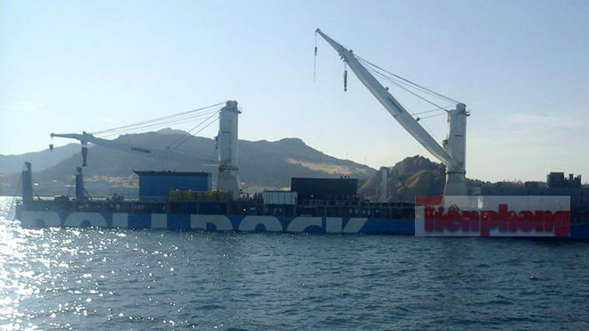 Tàu Rolldock Storm đang được làm chìm một phần