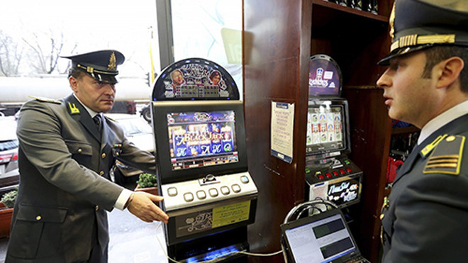 Cảnh sát Italy thu giữ ít nhất 1.500 cửa hàng cá độ, 82 trang web đánh bạc, hàng chục công ty cùng vô số các tài sản khác thuộc quyền sở hữu của băng mafia 'Ndrangheta. Ảnh: Reuters