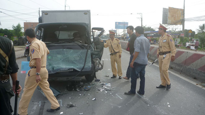 Xe ô tô tải 51C-328.09 bị biến dạng phần đầu trong vụ tai nạn liên hoàn.