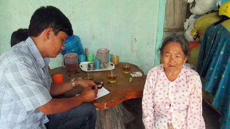 Cụ Huyến trò chuyện với PV về chuyện đôi mắt kì lạ của mình 