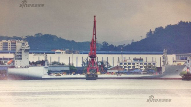 Tàu đổ bộ cơ động MLP của Trung Quốc tại nhà máy đóng tàu Hoàng Phố. Ảnh: Sina 