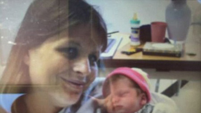 Amber Pangborn và con gái mới sinh trong hoàn cảnh hết sức đặc biệt.