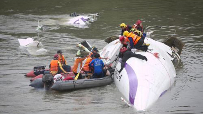 Lực lượng cứu hộ tiếp cận xác chiếc máy bay xấu số (Ảnh: Sina)