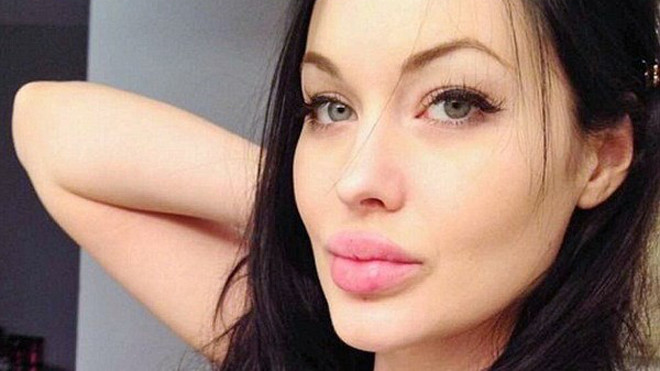 Veronika Black được cho là bản sao của Angelina Jolie.