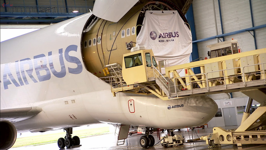 Cảnh lắp ráp máy bay hiện đại nhất thế giới của Vietnam Airlines