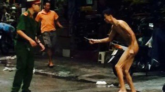 Người đàn ông khỏa thân chạy trên phố Hàng Cháo chiều 21/7.