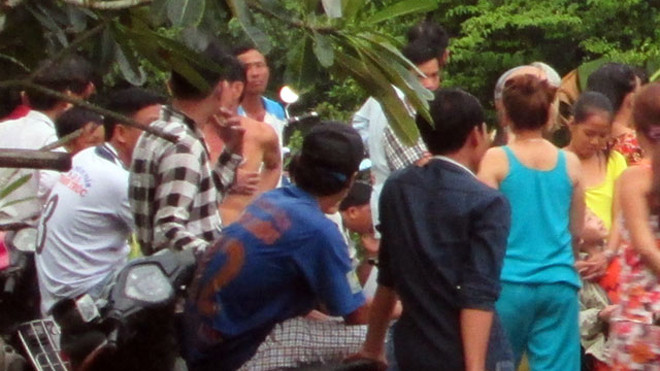 Người dân địa phương thất thần khi phát hiện thi thể hai em nhỏ cùng chết đuối