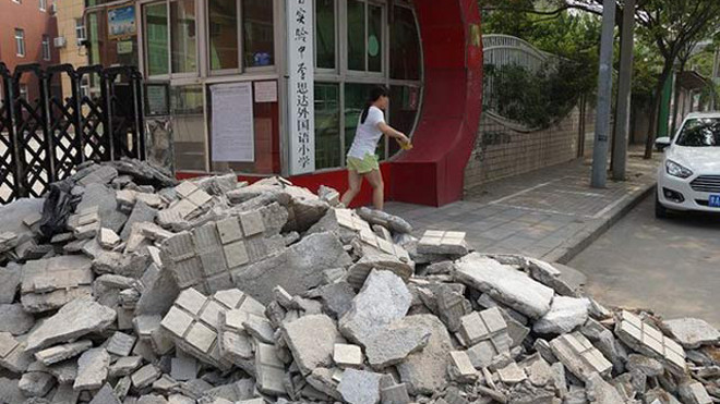 Các phụ huynh cho xe đổ đất đá, phế thải xây dựng ngay trước cổng trường