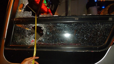 Xe khách bị ném vỡ kính