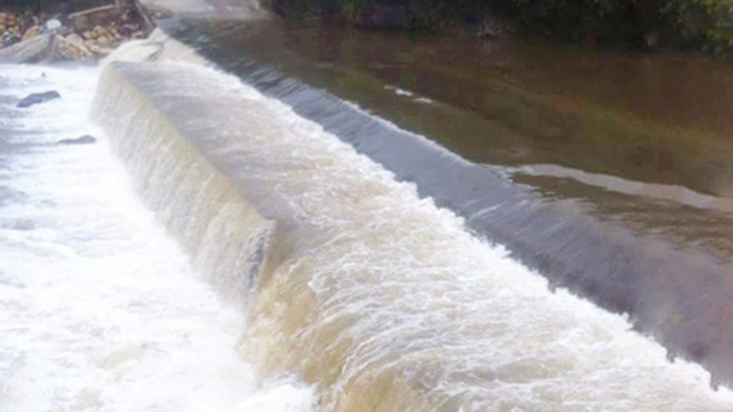 Đập tràn thôn Tà Lơi 3, nơi nạn nhân bị nước cuốn trôi (Ảnh: Dân Việt)