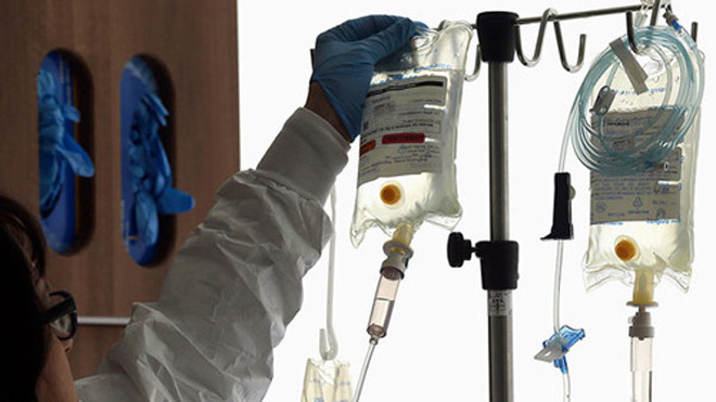 Chi trả viện phí bằng thẻ tín dụng dễ khiến bạn đi vào nợ nần. Ảnh minh họa: Philly.